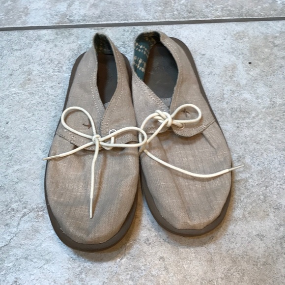 sanuk canvas